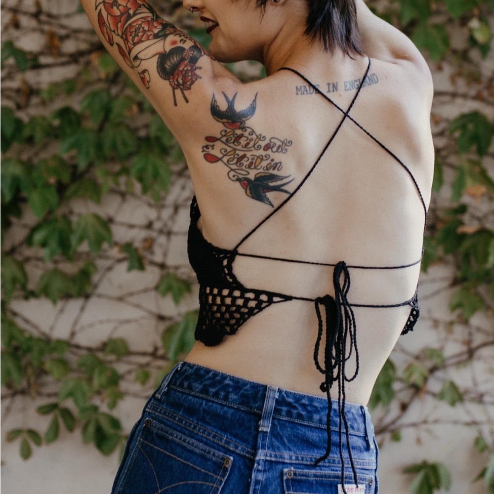 High Neck Crocheted Black Crop Top Scallop Hem S-L - Picture 3 of 4